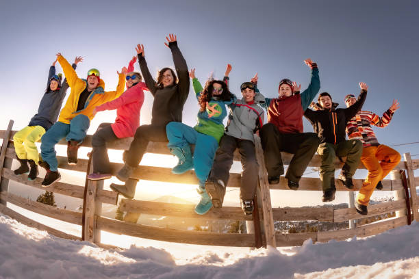 gruppo di amici in vacanza invernale. concetto weekend sportivo attivo. - snowboarding friendship snow winter foto e immagini stock