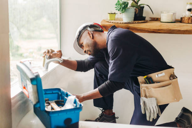 fontanero arreglando un grifo de baño con fugas - repairing fotografías e imágenes de stock