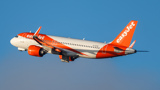Manchester, United Kingdom - 18 December, 2021: Easyjet Airbus A320 NEO (G-UZLM) departing from Manchester Airport.