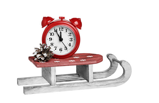 despertador vermelho em trenó de madeira isolado em fundo branco. - clock wall clock face clock hand - fotografias e filmes do acervo