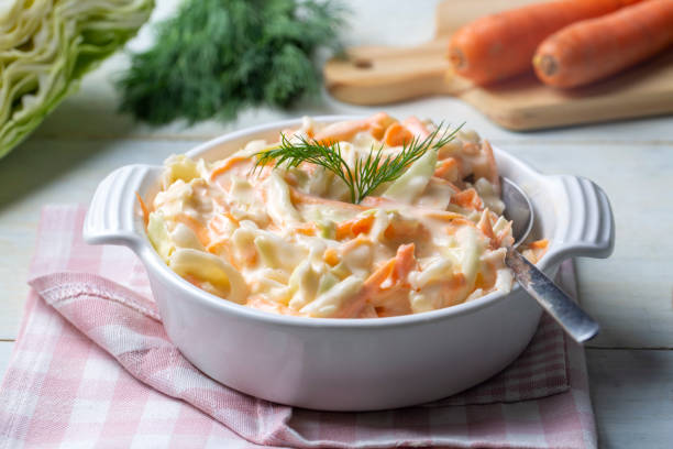 салат coleslaw крупным планом на миске. салат из капусты, моркови. (турецкое название; лахана салатаси) - coleslaw стоковые фото и изображения