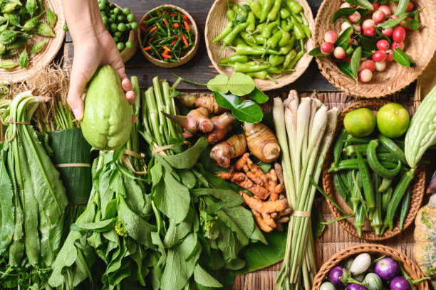 verduras y especias orgánicas del sudeste asiático del mercado local de agricultores, al norte de tailandia - long coriander fotografías e imágenes de stock