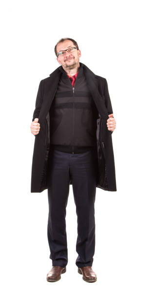 hay un hombre elegante con el abrigo negro. - men button down shirt black smug fotografías e imágenes de stock