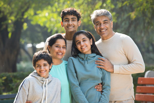retrato de una familia feliz divirtiéndose en el parque - subcontinente indio fotografías e imágenes de stock