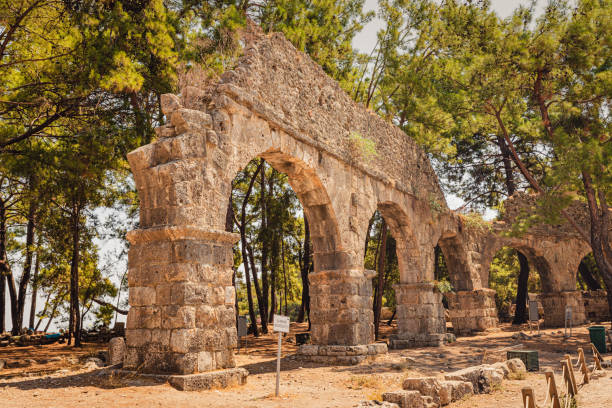 acquedotto romano di su kemeri nell'antica città di phaselis in turchia - ancient column past arch foto e immagini stock