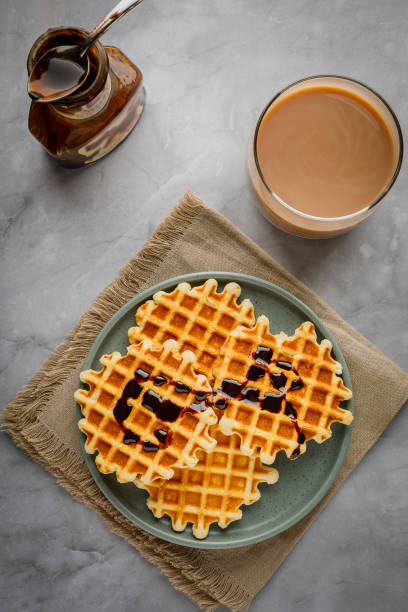 gofres caseros de bélgica servidos en un plato. enfoque selectivo. - waffle belgian waffle belgian culture isolated fotografías e imágenes de stock