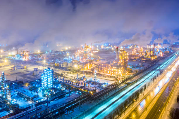 겨울철 러시아 야로슬라블의 가솔린 공업지대 또는 정유공장의 공중 드론 보기. - architecture chemical plant diesel fuel and power generation 뉴스 사진 이미지