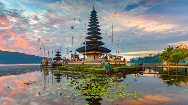 tour de bedugul y tanah lot - balinese culture fotografías e imágenes de stock