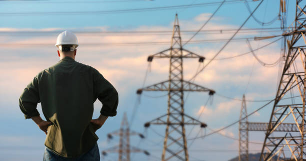 saluran listrik mendukung pemeliharaan teknologi dan konsep industri pengembangan - electricity pylon electrical grid potret stok, foto, & gambar bebas royalti