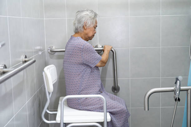 asiatische senior oder ältere dame frau patient verwenden toilette bad griff sicherheit in der pflege krankenhaus station, gesunde starke medizinische konzept. - bathtub asian ethnicity women female stock-fotos und bilder