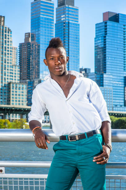 joven negro con cabello mohawk viajando por la ciudad de nueva york - mohawk river fotos fotografías e imágenes de stock