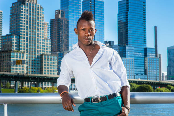 joven negro con cabello mohawk viajando por la ciudad de nueva york - mohawk river fotos fotografías e imágenes de stock