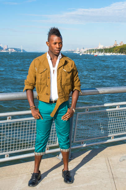 joven negro con el pelo mohawk al aire libre en la ciudad de nueva york, con ganas de futuro - mohawk river fotos fotografías e imágenes de stock