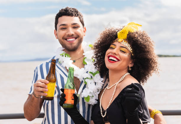 carnaval en brasil, feliz pareja - carnival drink people party fotografías e imágenes de stock
