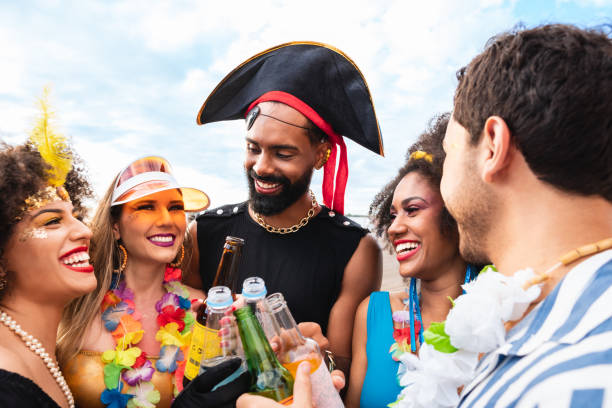 fête de carnaval au brésil, les jeunes brésiliens trinquent - carnival drink people party photos et images de collection