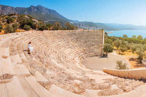 地中海沿岸のトルコの都市カスの主要な観光名所として古代ギリシャの円形劇場 - roman antalya turkey restoring ストックフォトと画像