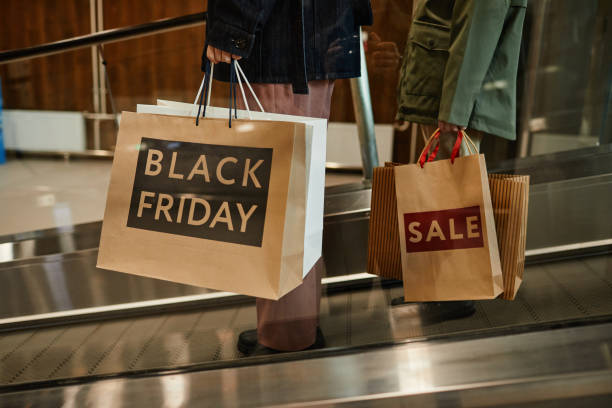 menschen mit black friday einkaufstaschen - black friday stock-fotos und bilder