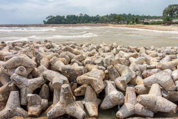 tetrápodes são usados para impor estruturas costeiras como paredes marinhas e quebra-mar na província de chumphon, tailândia - chumphon - fotografias e filmes do acervo