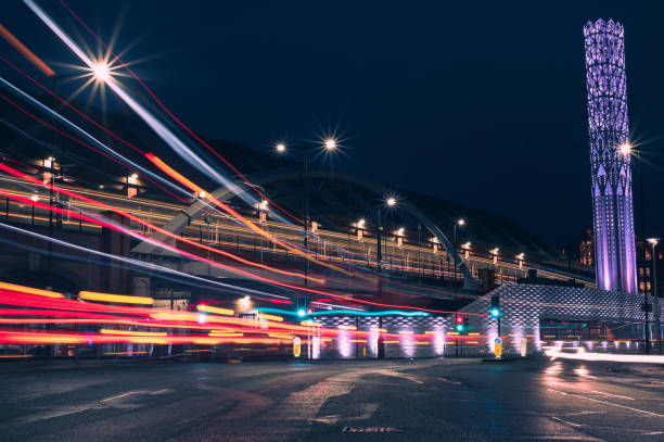 überschall-straßenbahn - blurred motion bridge business blue stock-fotos und bilder