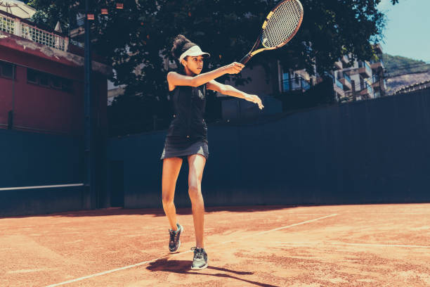 un tenista haciendo un saque - tennis serving female playing fotografías e imágenes de stock