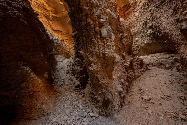las formaciones rocosas erosionadas brillan de color naranja a la luz de la mañana - mojave rattlesnake fotografías e imágenes de stock