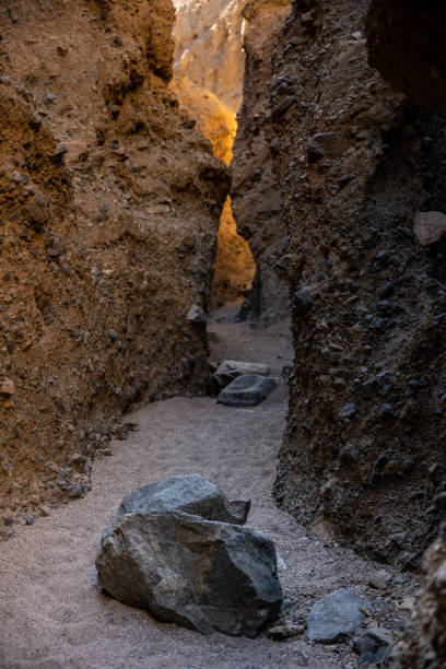 grandes rocas salpican el camino a través de slot canyon en death valley - mojave rattlesnake fotografías e imágenes de stock