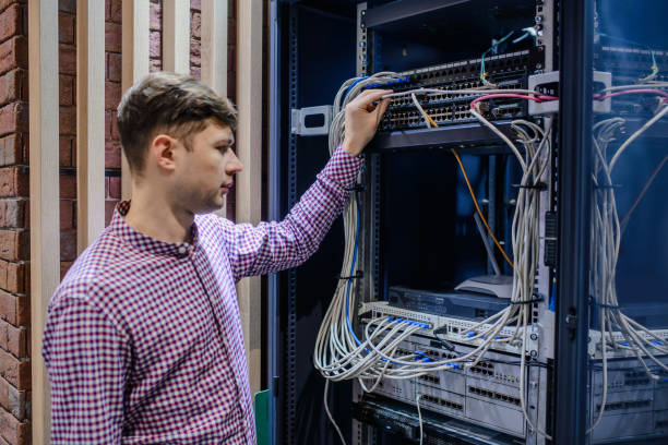 in the server room a technician - computer plan fiber optic engineer imagens e fotografias de stock