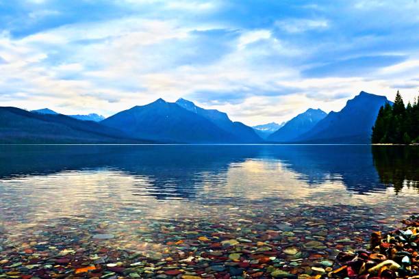 lake mcdonald - montana mountain mcdonald lake us glacier national park imagens e fotografias de stock