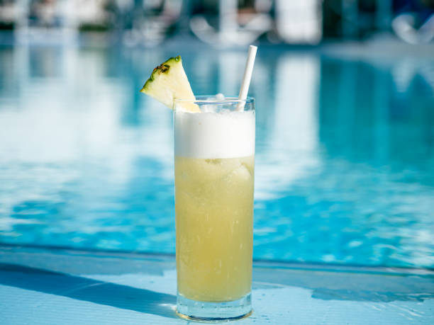 bellissimo bicchiere con un cocktail rinfrescante e una bella donna - cocktail pina colada pineapple juice foto e immagini stock