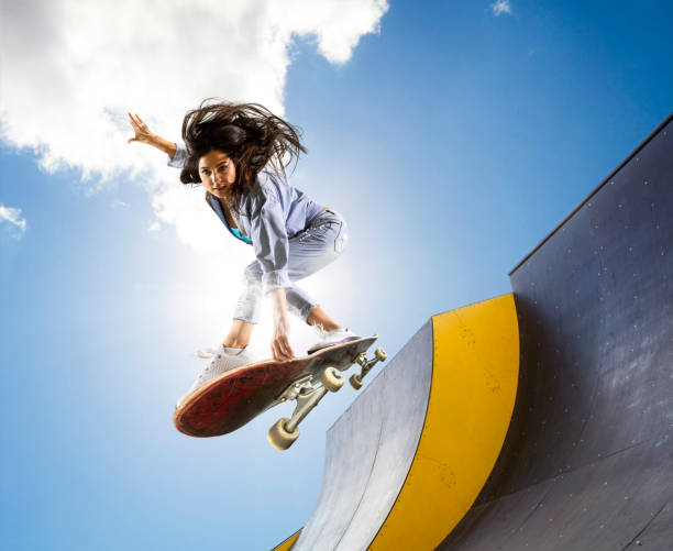 skater kickflip auf der rampe zu tun - skateboardfahren stock-fotos und bilder