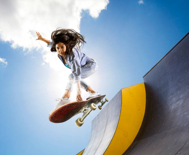 skater in kickflip sulla rampa - pattinaggio foto e immagini stock