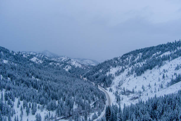 зимняя дорога горы - tree leavenworth snow sky стоковые фото и изображения