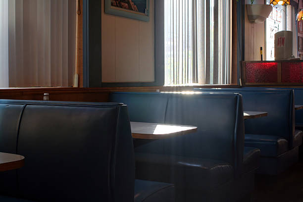 Restaurant baigné de lumière naturelle avec cabine - Photo