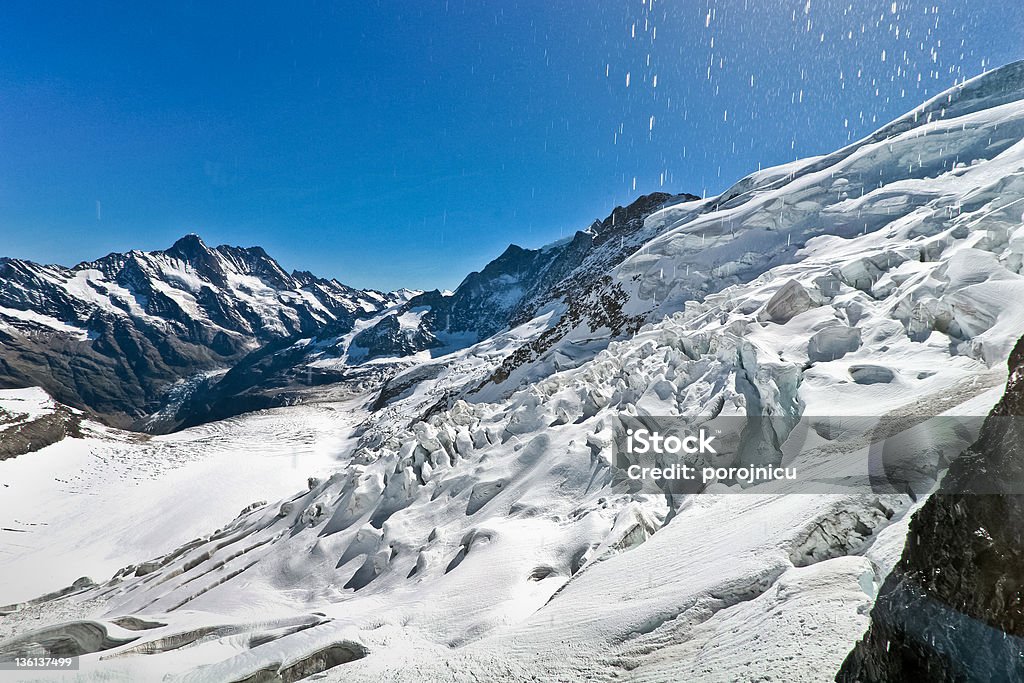 Ghiacciaio sulla parte superiore di Jungfrau - Foto stock royalty-free di Alpi