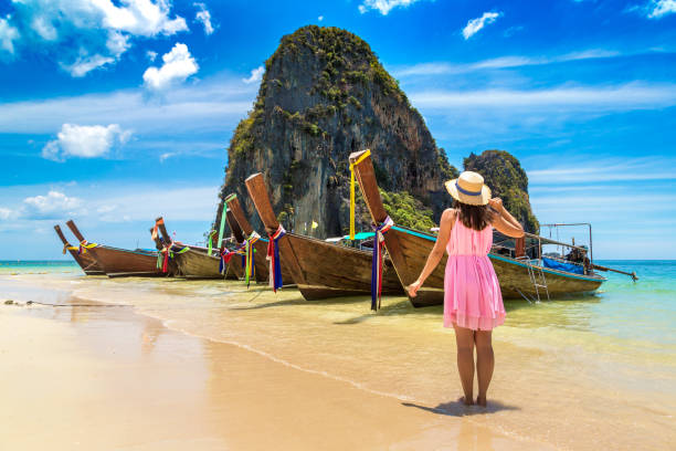 프라 낭 비치에서 보트 근처 여성 - thailand beach longtail boat cliff 뉴스 사진 이미지