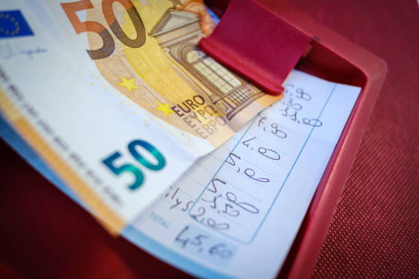 detalle de una factura de restaurante y un billete de 50 euros. - dinner currency table business fotografías e imágenes de stock