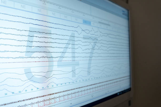 монитор компьютера, показывающий мозговые волны - pulse trace computer monitor eeg equipment стоковые фото и изображения