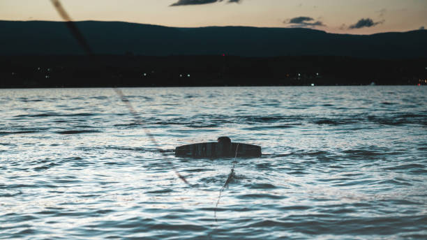 背景に山のある湖でウェイクボードをしているラテン系のマス - wakeboarding waterskiing water ski sunset ストックフォトと画像