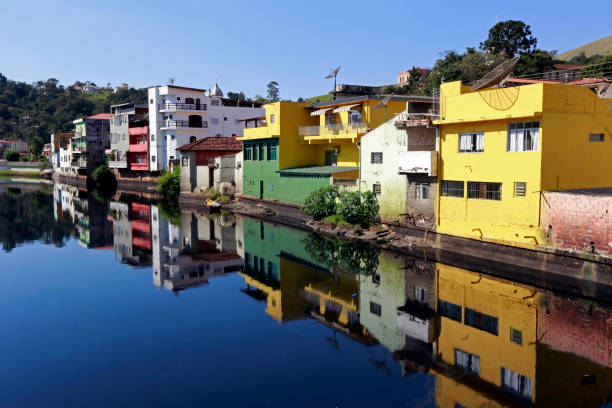 maisons de petite ville reflétées dans les eaux bleues - romaria photos et images de collection