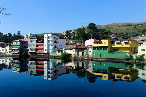 maisons et églises reflétées dans les eaux bleues - romaria photos et images de collection