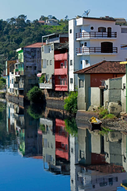 maisons de petite ville reflétées dans les eaux bleues - romaria photos et images de collection