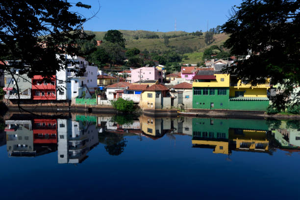 maisons de petite ville reflétées dans les eaux bleues - romaria photos et images de collection