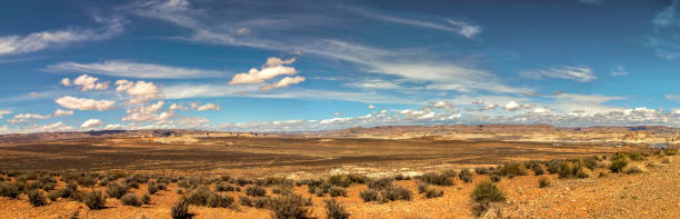 panoramablick auf die fernen hügel und die wunderschöne wolkenlandschaft in der wüste, aussichtspunkt wahweap, page, az - panoramic canyon arizona scenics stock-fotos und bilder