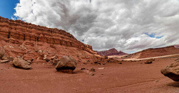 cordillera panorámica en expansión - terreno grueso no tocado por los humanos - vermillion cliff range, page, az, ee.uu. - small town america flash fotografías e imágenes de stock