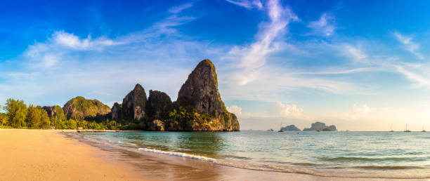 spiaggia di railay in thailandia - spiaggia di ao nang foto e immagini stock