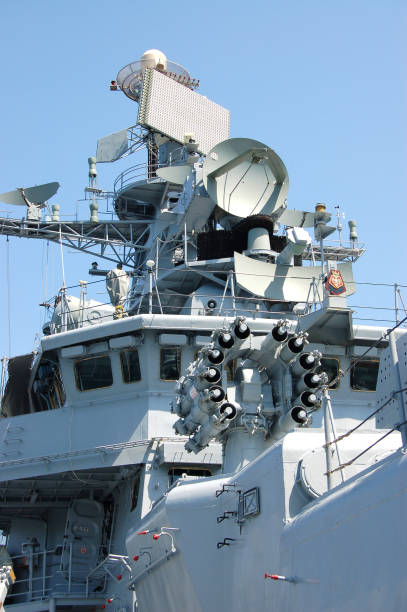 le pont du destroyer de la marine indienne ins mysore. - sea safety antenna radar photos et images de collection