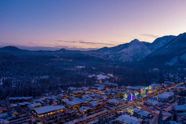 ливенворт - tree leavenworth snow sky стоковые фото и изображения