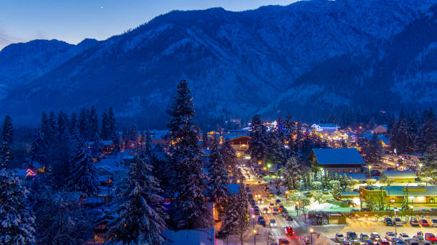 ливенворт - tree leavenworth snow sky стоковые фото и изображения