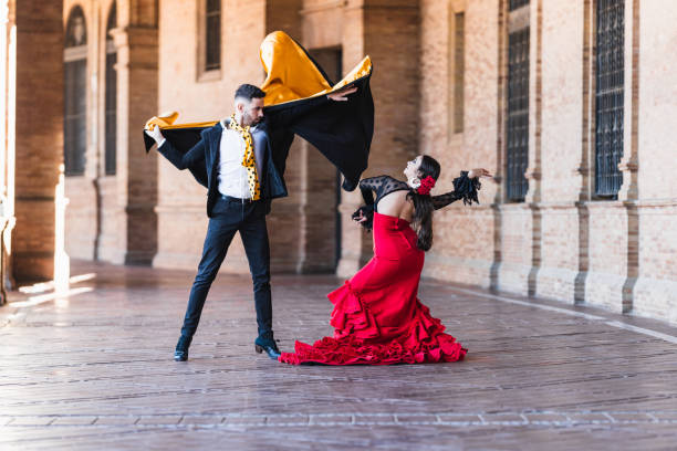 homem e mulher fantasiados de flamenco realizando uma dança ao ar livre - spain seville sevilla andalusia - fotografias e filmes do acervo