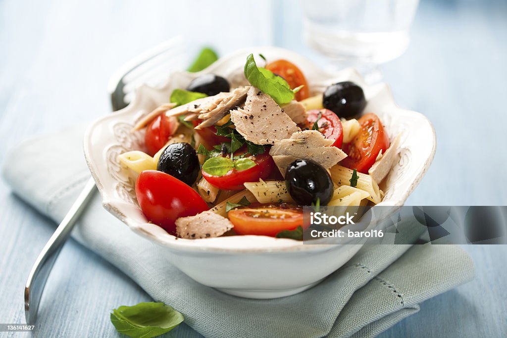 Pasta und Salat mit Thunfisch - Lizenzfrei Nudelsalat Stock-Foto